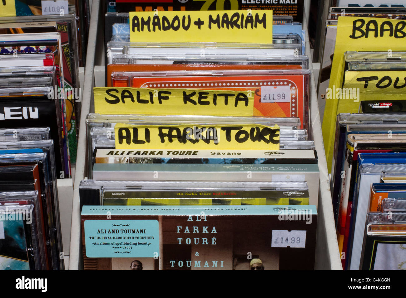Afrika, Sierra Leone, Karibik, Spezialist Musik-CD's, Musik, Business, Geschäft, Beruf, Volk, Ethnie, Browsen, Geschäftsinhaber, Kaukasier, Cds, Wahl, horizontal, Merchandise, Organisieren, Record Shop, Einzelhandel, Marke, cd, Cover, kreativen, dekorativen, Design, Disco ethnischen Datensätze auf Afrika Oye. Veranstaltung in Sefton Park Liverpool, Merseyside, UK UK größte freie Afrikanische Musik Festival. Stockfoto