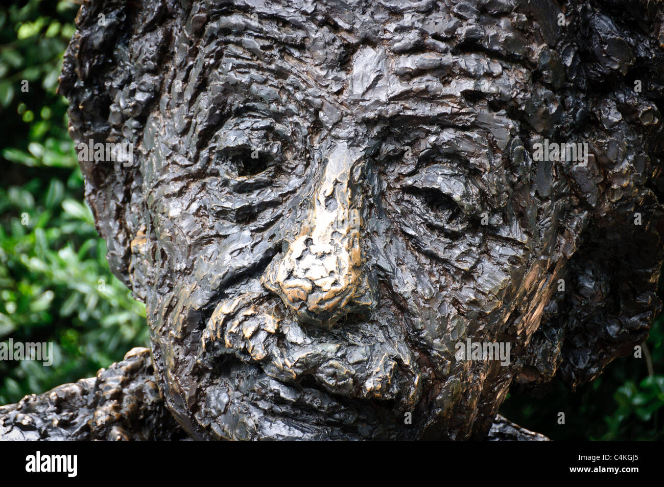 Albert Einstein Memorial Statue Washington DC // WASHINGTON DC – die Albert Einstein Memorial Statue befindet sich auf dem Gelände der National Academy of Sciences neben der National Mall. Die 12 Fuß hohe Bronzeskulptur von Robert Berks wurde 1979 anlässlich des hundertjährigen Geburtstages Einsteins enthüllt. Die Gedenkstätte zeigt Einstein, der Schriften mit mathematischen Gleichungen hält, die seine bedeutendsten wissenschaftlichen Beiträge repräsentieren. Stockfoto
