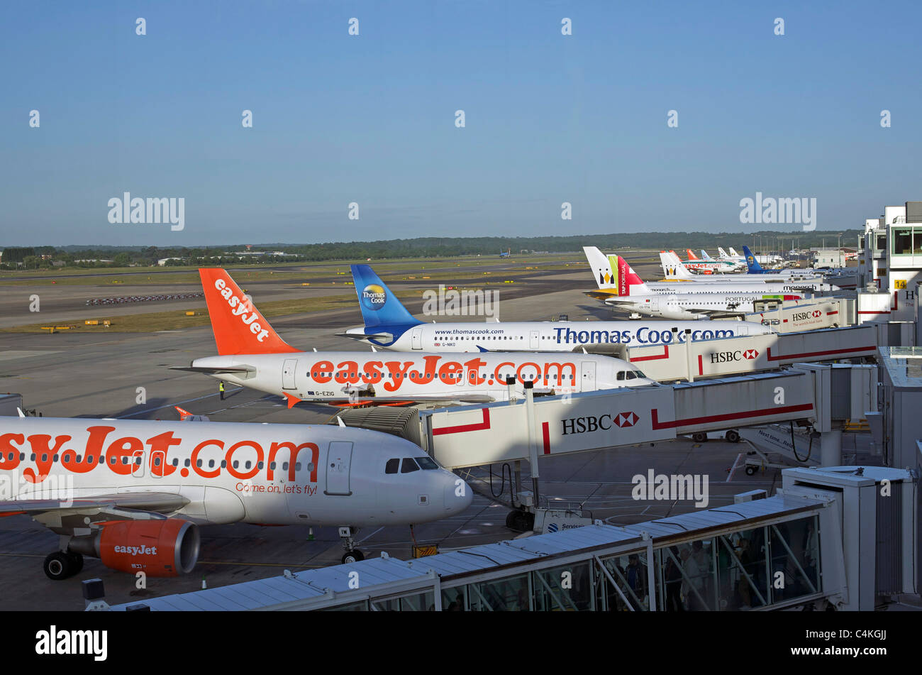 Linie der Jets am Flughafen Gatwick Stockfoto