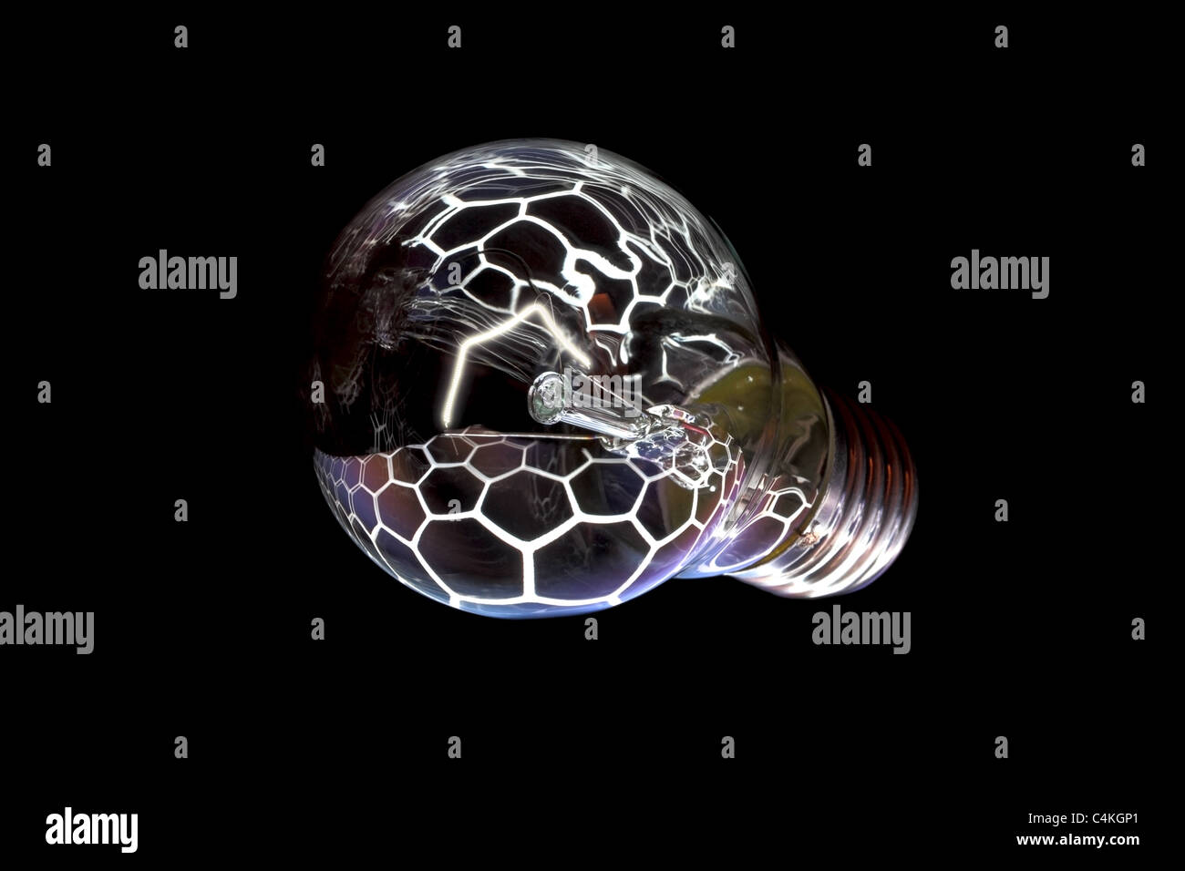 Glühbirne mit Waben-Struktur auf einem schwarzen Hintergrund Stockfoto