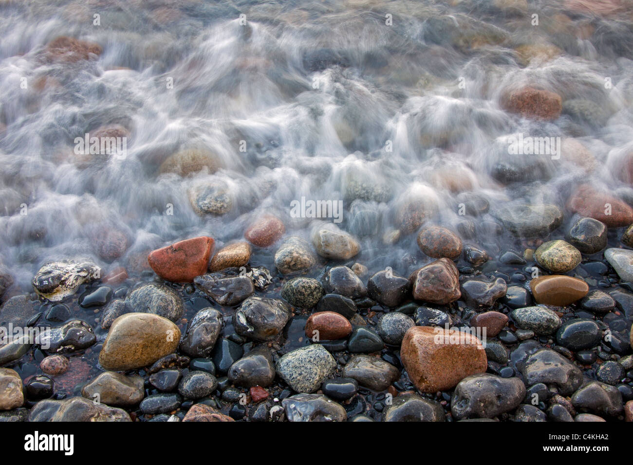 Kieselsteine am Strand in die Brandung bei Ebbe, Deutschland Stockfoto