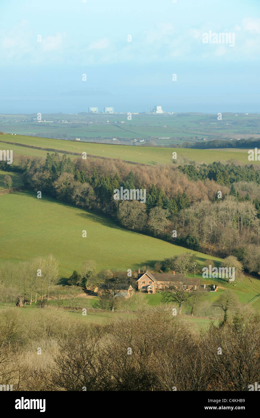 Landschaft in der Nähe von Cothelstone, Somerset, UK, mit Hinkley Point Kernkraftwerk sichtbar in der Ferne. Stockfoto