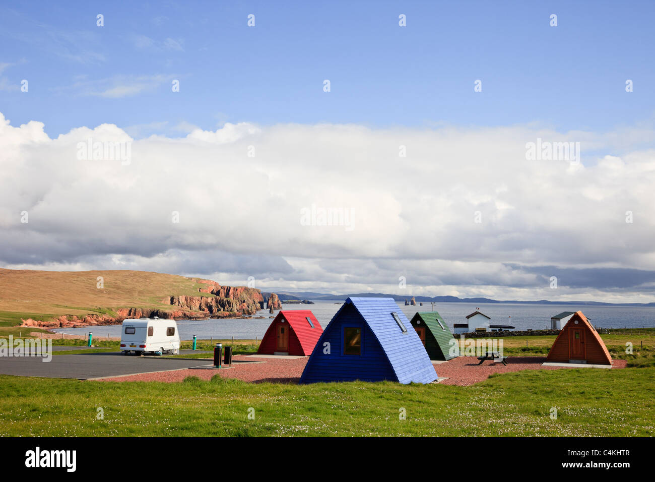 Hölzerne Wigwams in Braewick Cafe Campingplatz an der Küste mit Blick auf das Meer. Eshaness, Shetland Islands, Schottland, Großbritannien Stockfoto