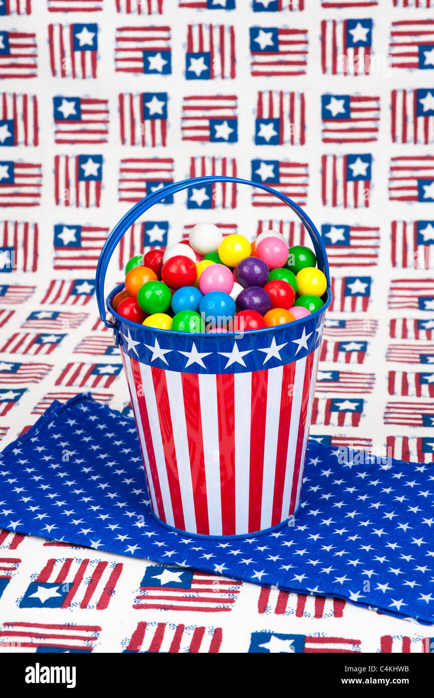 Einen Eimer Kaugummikugeln inmitten der Fourth Of July Stockfoto