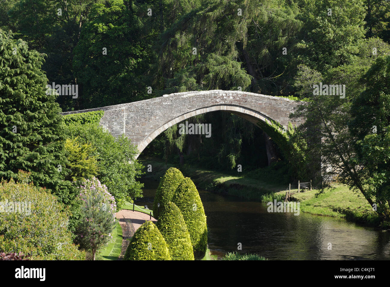 Brig o ' Doon über den Fluß Doon wie in Tam o ' Shanter von Robert Burns, Alloway, Ayrshire, Schottland, UK enthalten Stockfoto