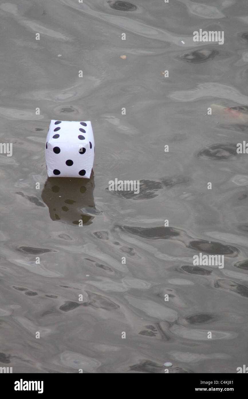Aufblasbare Würfel schwimmt auf dem Wasser. Stockfoto