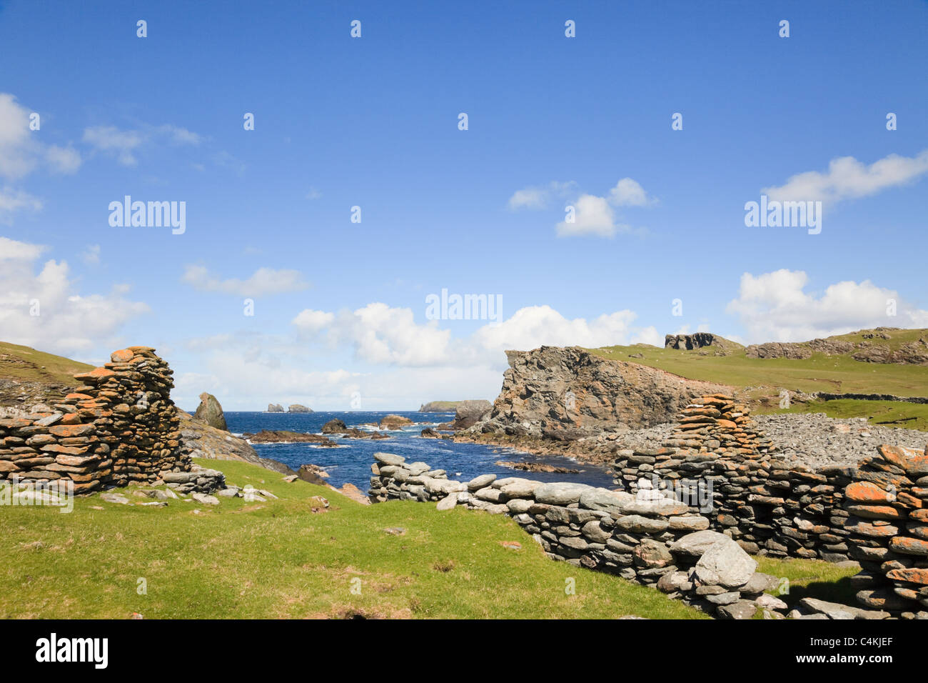 Fethaland, Northmavine, Shetland-Inseln, Schottland, UK, Europa. Verfallenen Fischerei Hütten am alten Haaf Station Welterbe-Aufstellungsort Stockfoto