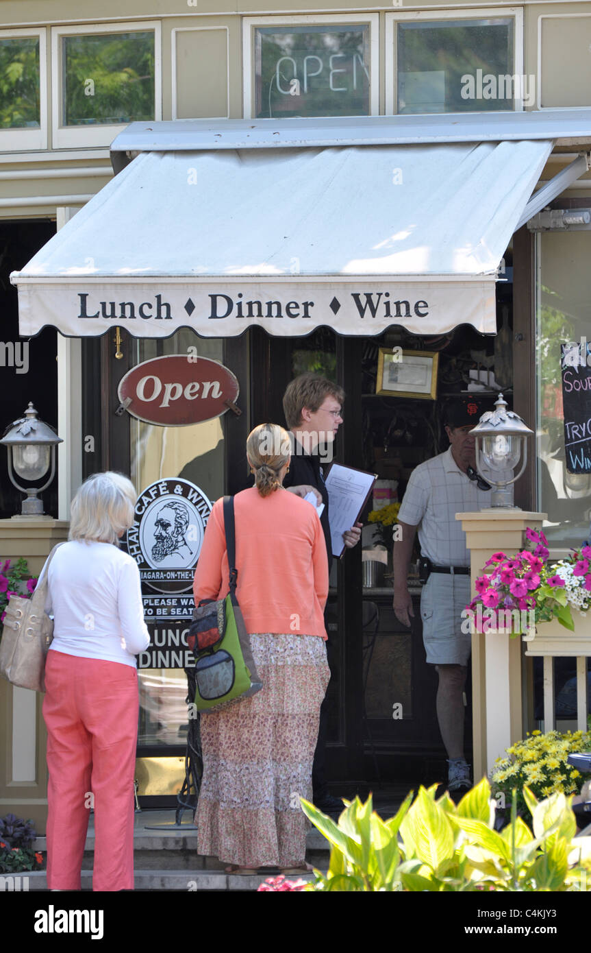 Niagara on the Lake, Leute am Eingang zum Shaw Cafe &amp; Wine Bar Stockfoto