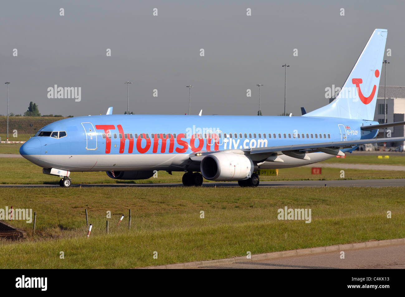 Thomson Boeing 737 Flugzeug Rollen am Flughafen Birmingham, UK Stockfoto