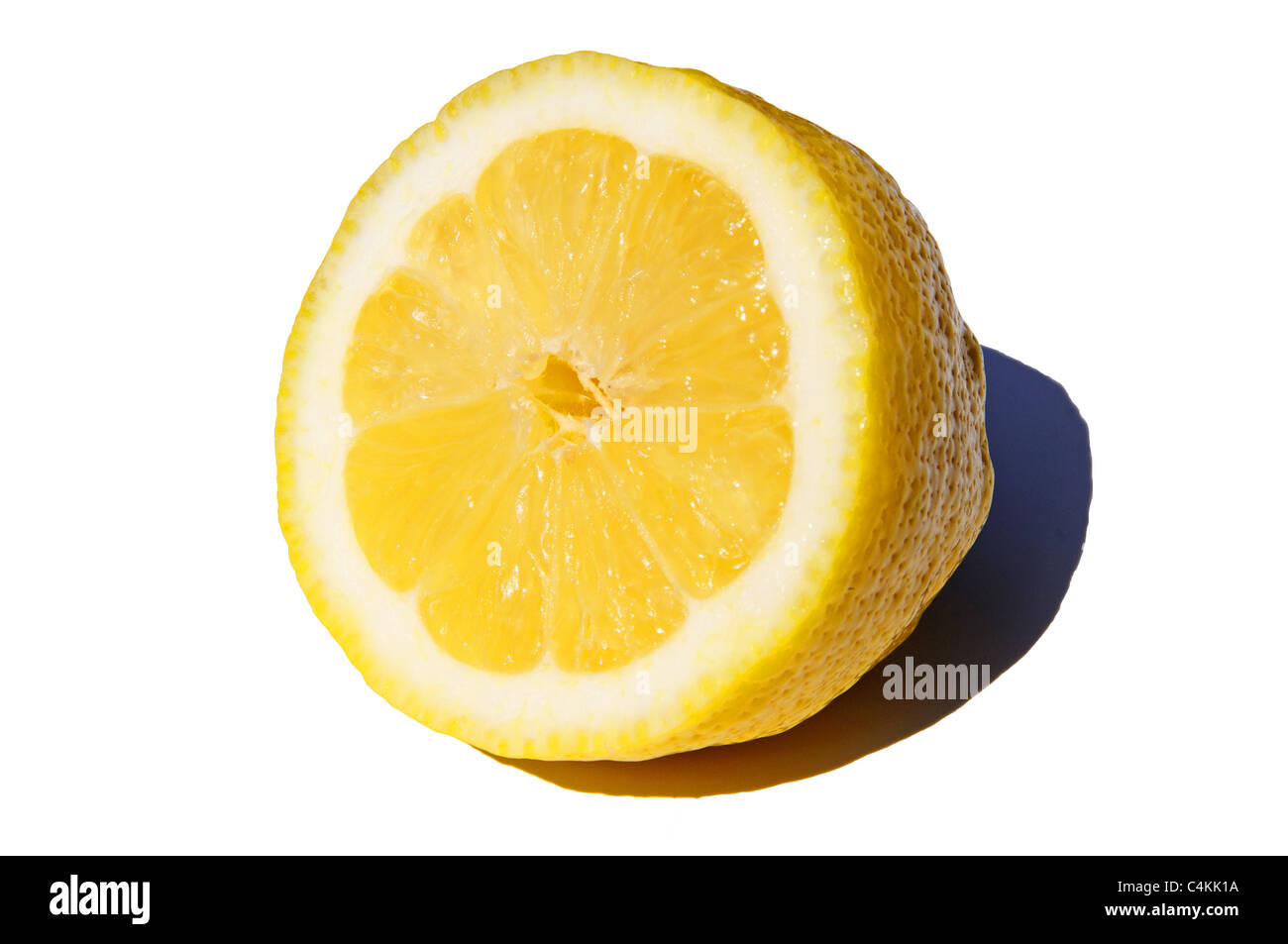 Halben Zitrone auf einem weißen Hintergrund, Urb. Calypso, Costa Del Sol, Malaga Provinz, Andalusien, Spanien, Westeuropa. Stockfoto