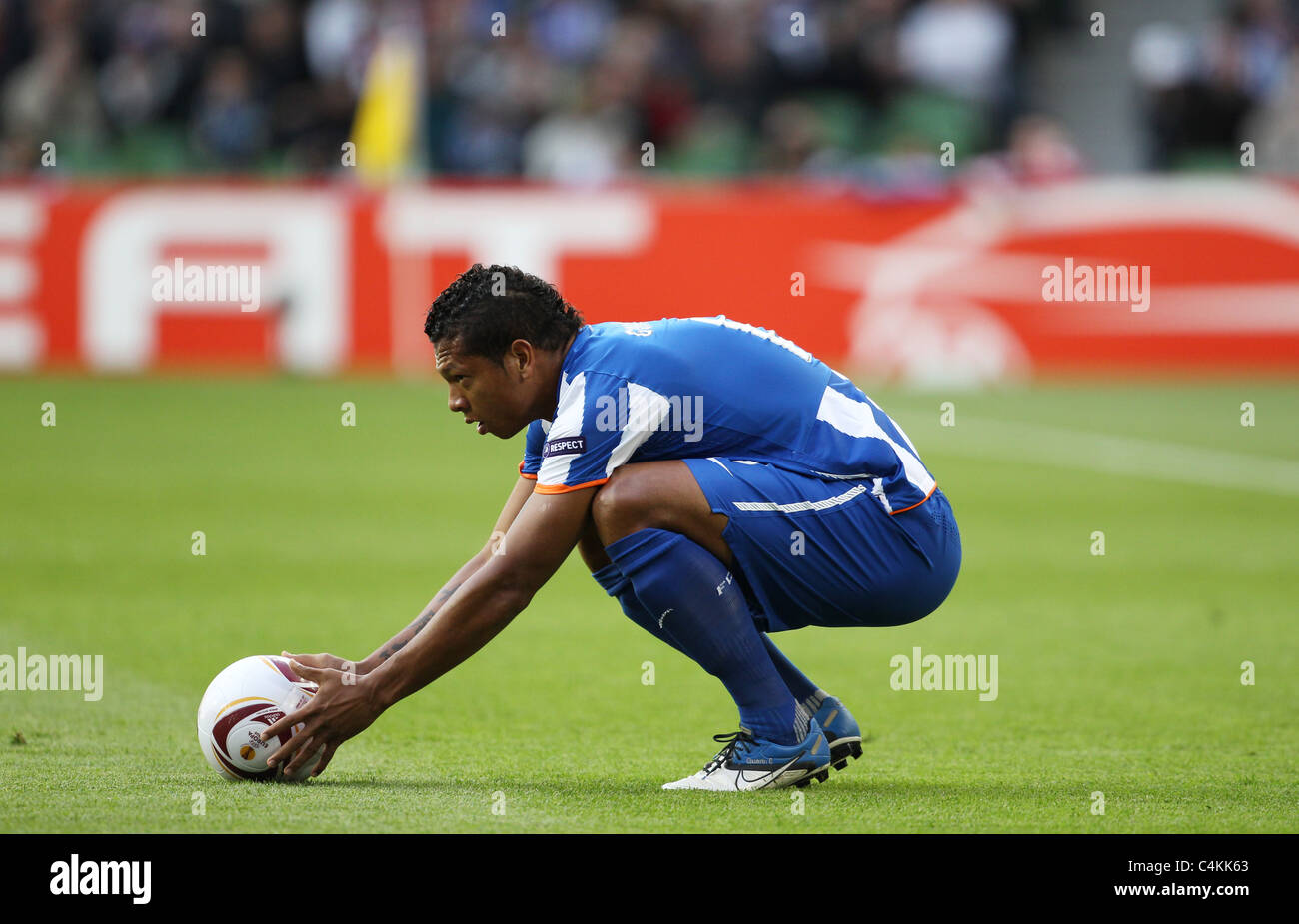Fredy Guarin von FC Porto legt den Ball für einen Freistoß Stockfoto