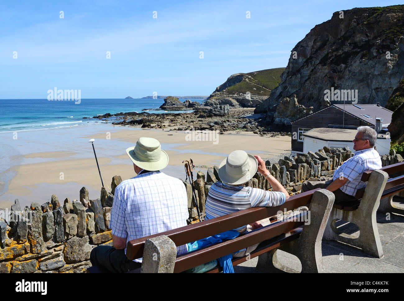 Drei ältere Menschen ruht der Blick auf den Strand Trevaunance Cove, Extrameldung in Cornwall, Großbritannien Stockfoto