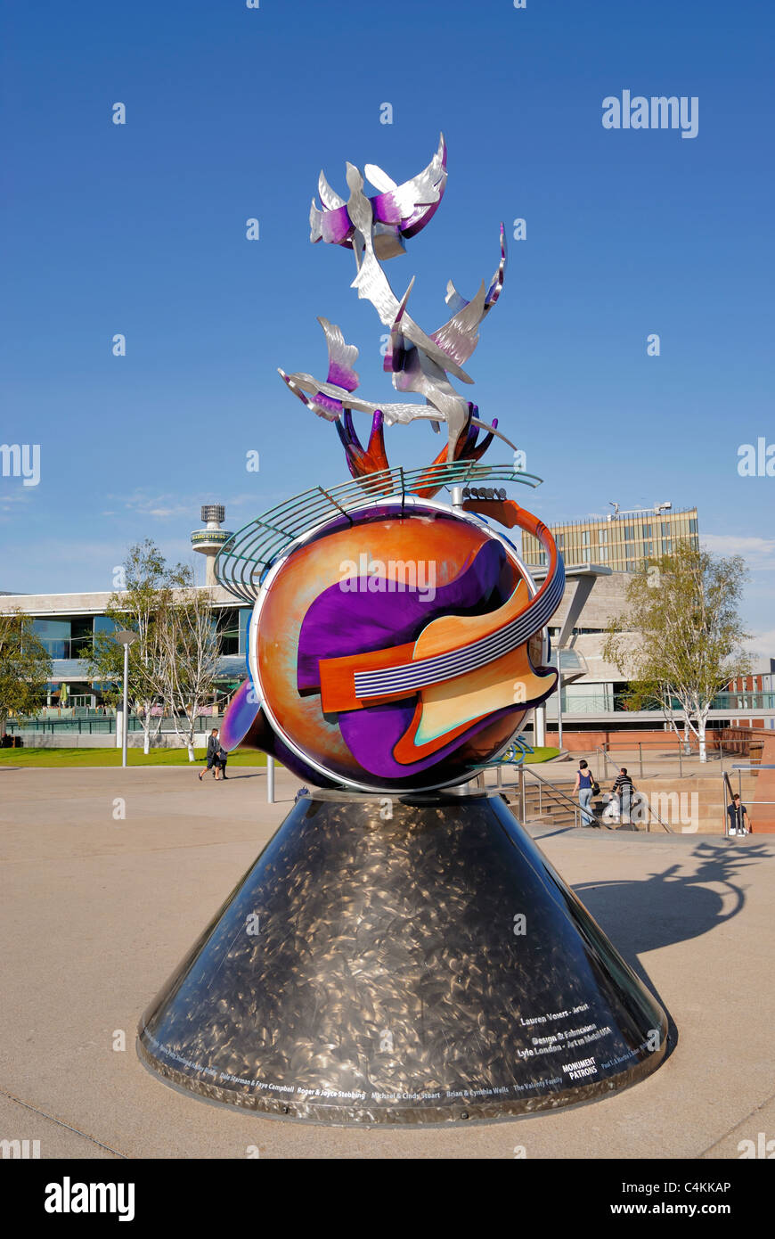 Europäischen Friedens Denkmal befindet sich im Chavasse Parkanlage Liverpool One und John Lennon gewidmet. Stockfoto