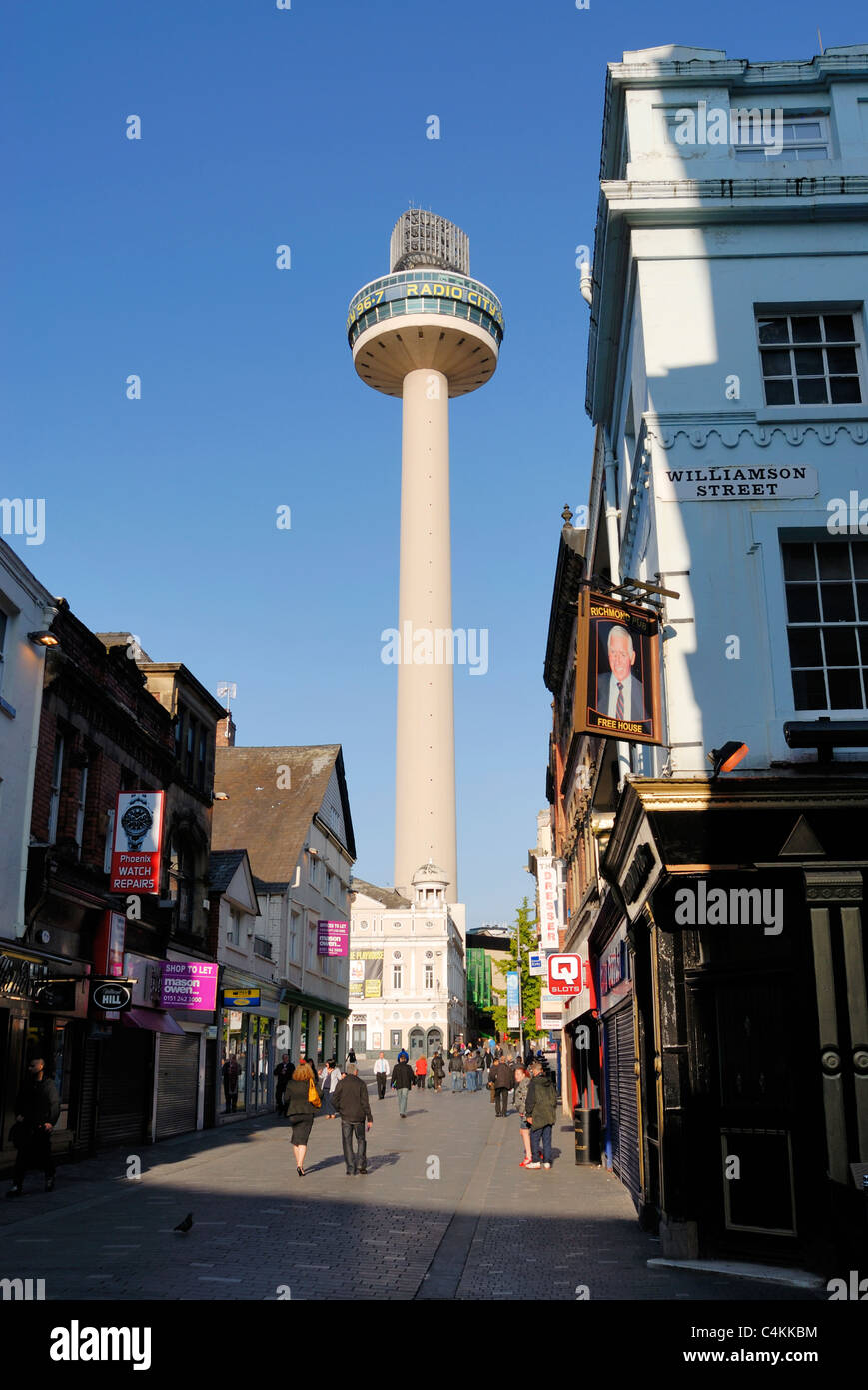 St. Johns Beacon auf Williamson Platz in Liverpool, Heimat von Radio City und das Playhouse Theatre unten. Stockfoto