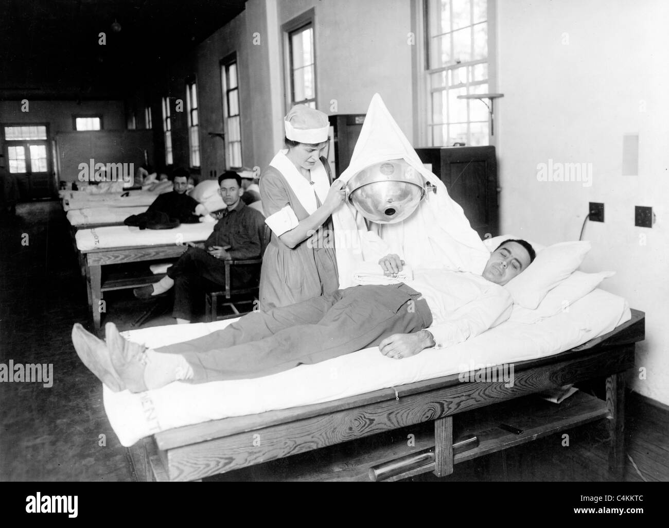 Rotes Kreuz-Krankenschwester mit Physiotherapie zu Soldaten im Walter Reed Hospital, ca. 1920-1932 Stockfoto