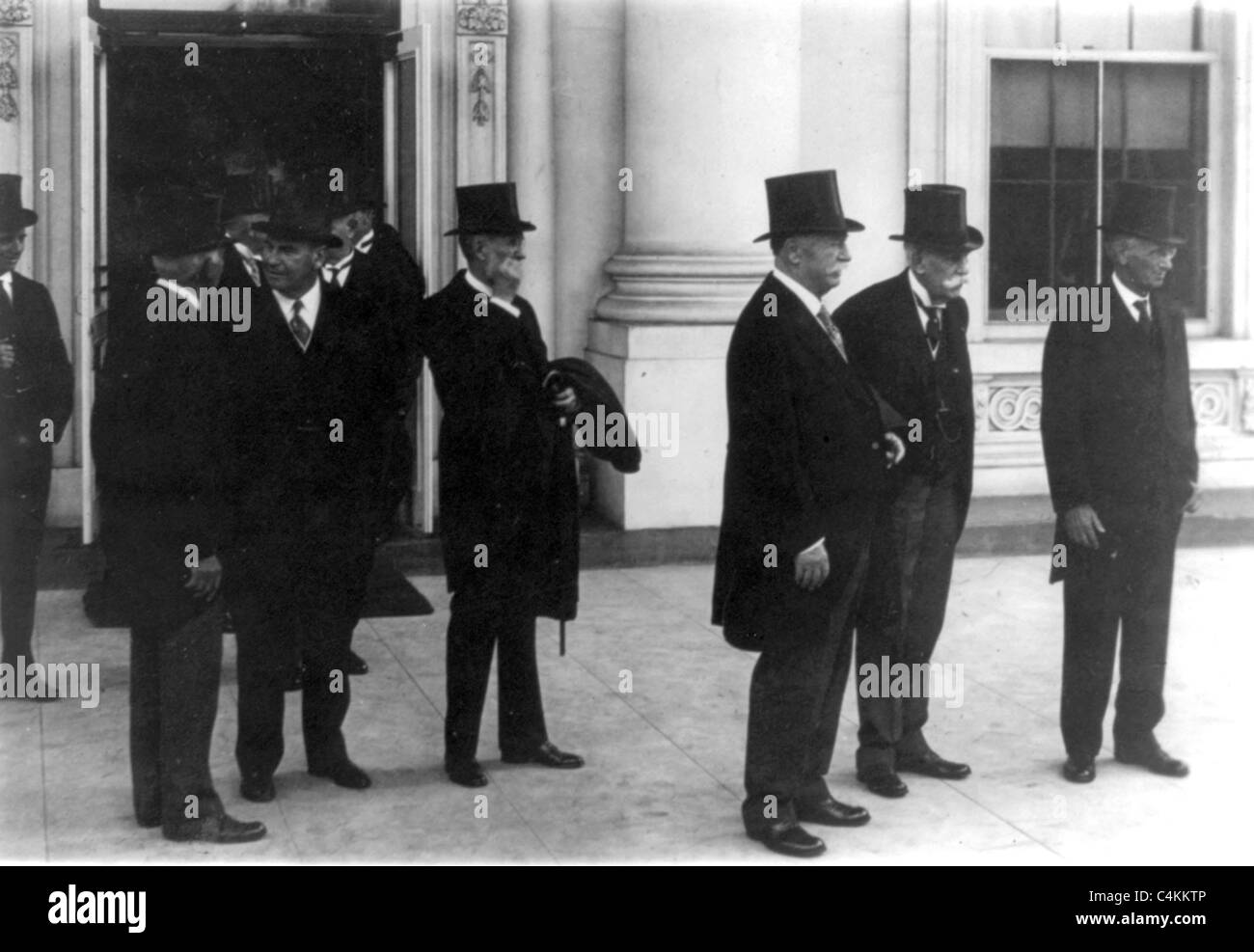 Mitglieder des Obersten Gerichtshofes der USA verlassen des weißen Hauses nach dem Aufruf des Präsidenten vor der Eröffnung des Gerichts, 1929 Stockfoto