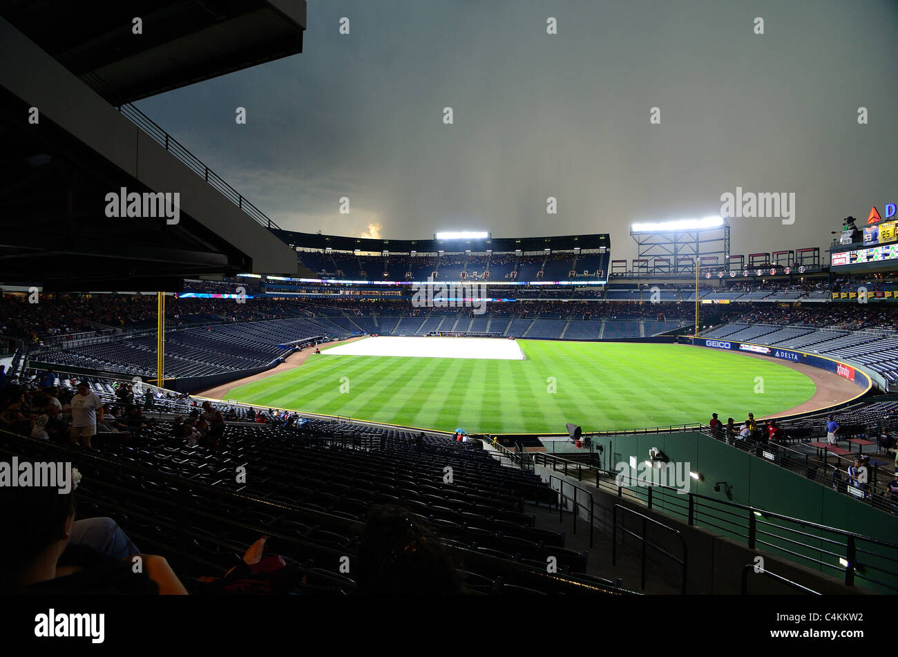 Regen-Verzögerung im Turner Field, Heimat der Atlanta Braves in Atlanta, Georgia, USA. Stockfoto