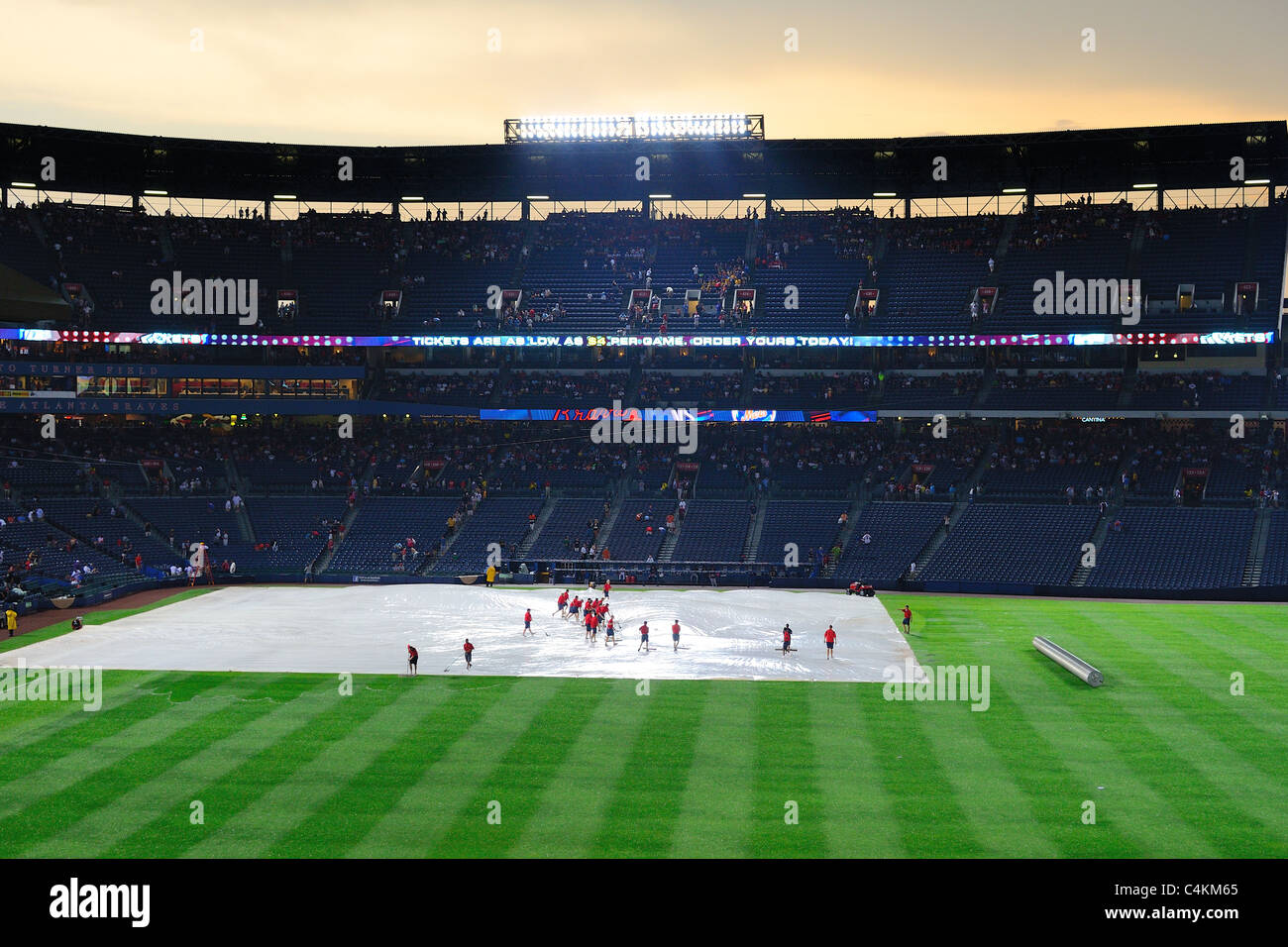 Turner Field in Atlanta, Georgia regen verzögert, während ein Braves vs Mets Spiel. Stockfoto