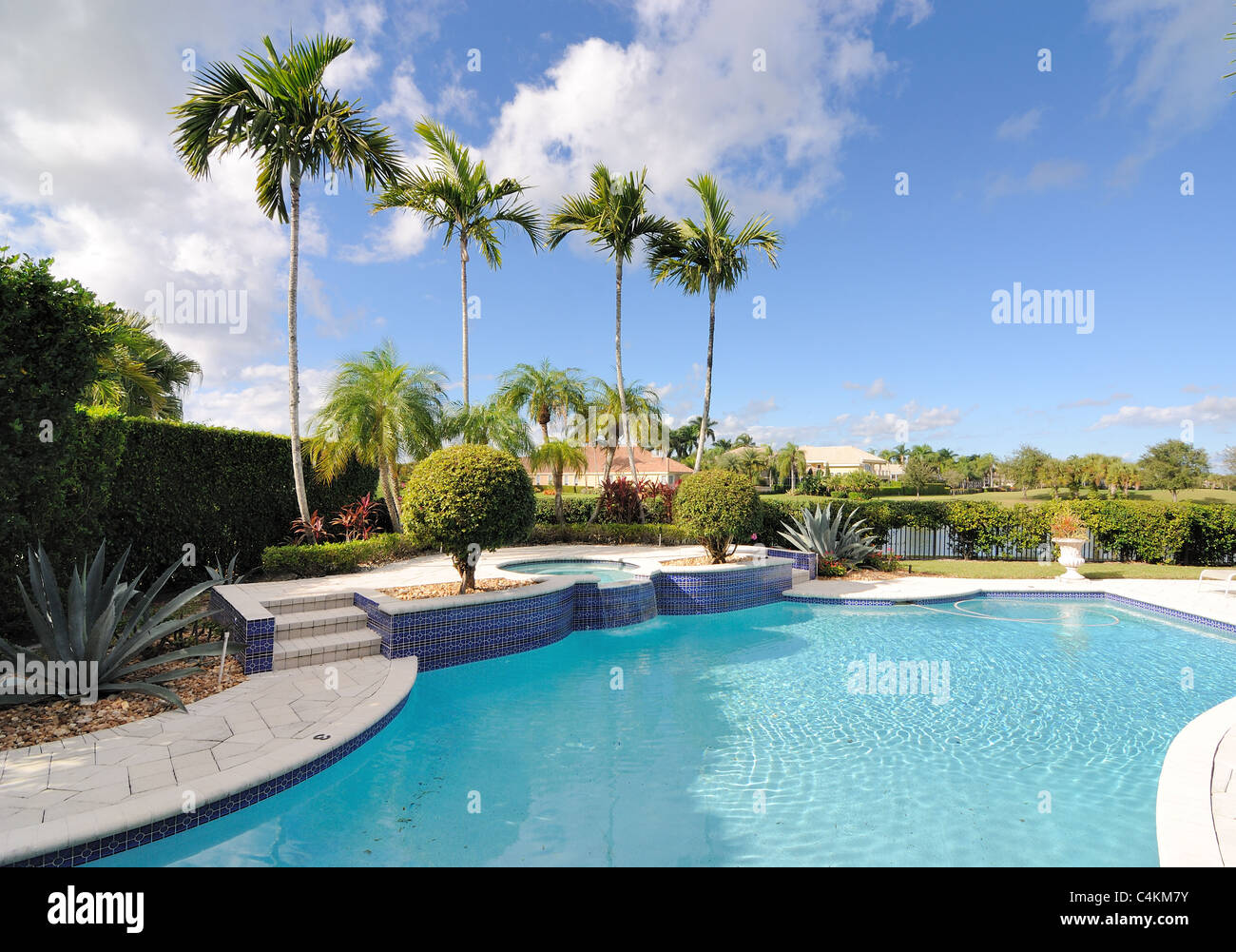 Ein Luxuspool in einer Nachbarschaft in Florida. Stockfoto
