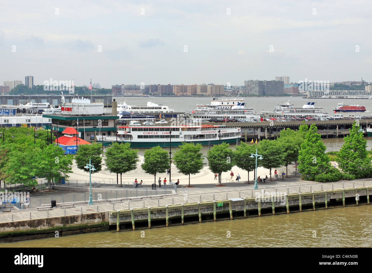 Verankerungsbereich der Circle Line Sightseeing-Boote Hudson River Manhattan New York City Stockfoto