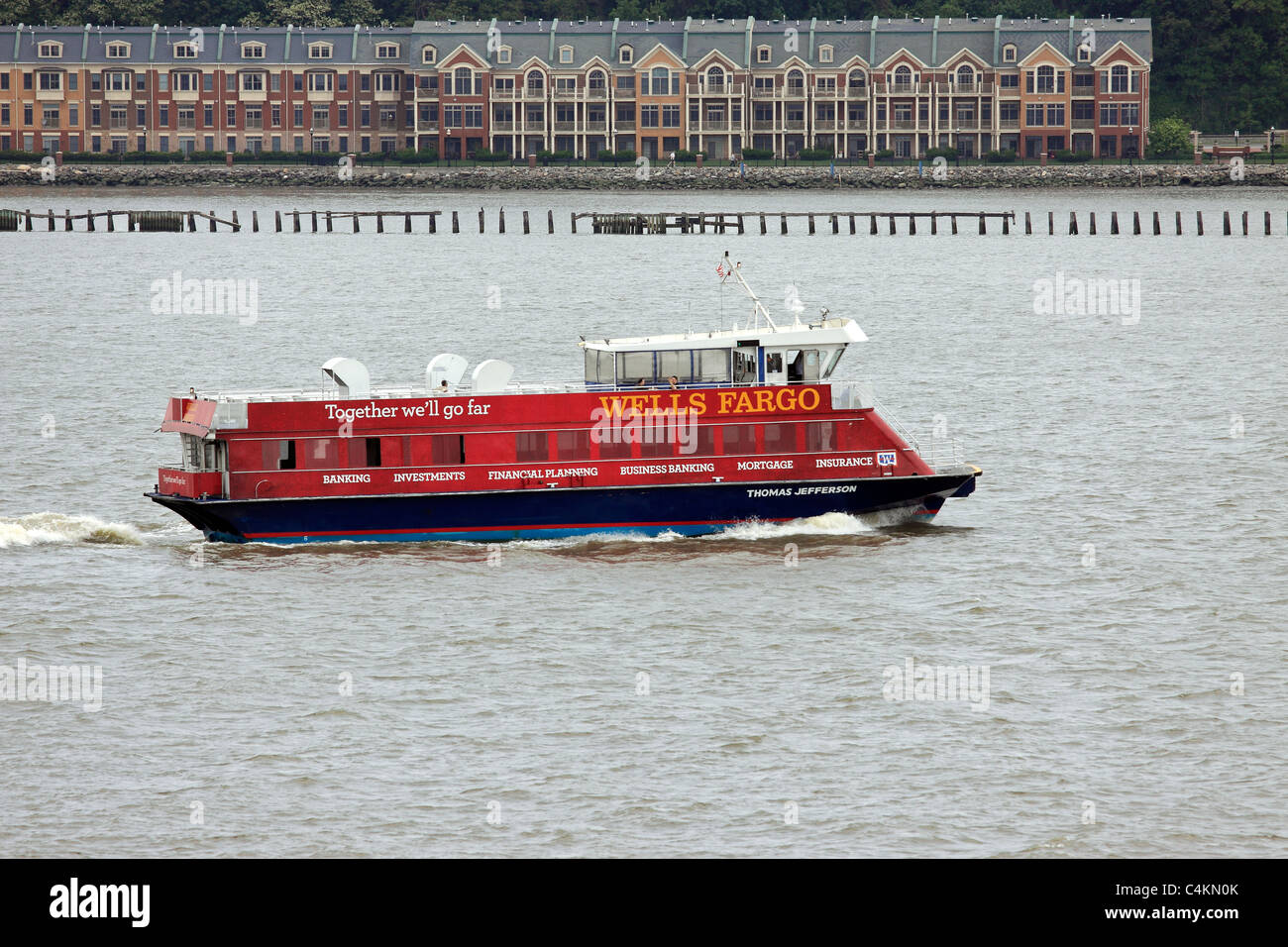 Pendler-Fähre am Hudson River aus der unteren Manhattan New York City mit New Jersey Eigentumswohnungen im Hintergrund Stockfoto