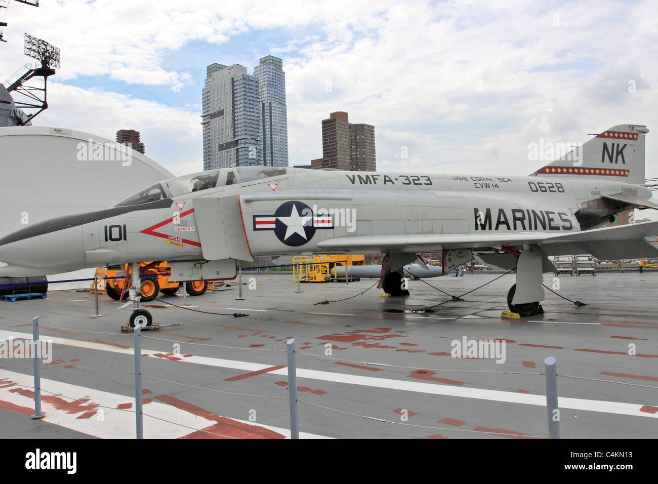 McDonnell F-4 Phantom Kampfjet auf dem Flugdeck der USS Intrepid Flugzeugträger Museum Hudson River New York City Stockfoto