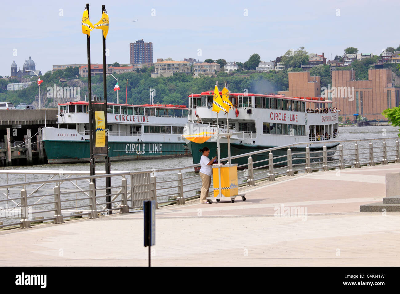 Circle Line Sightseeing cruise Boote von Pier 83 abfahrbereit auf dem Hudson River Manhattan New York City Stockfoto