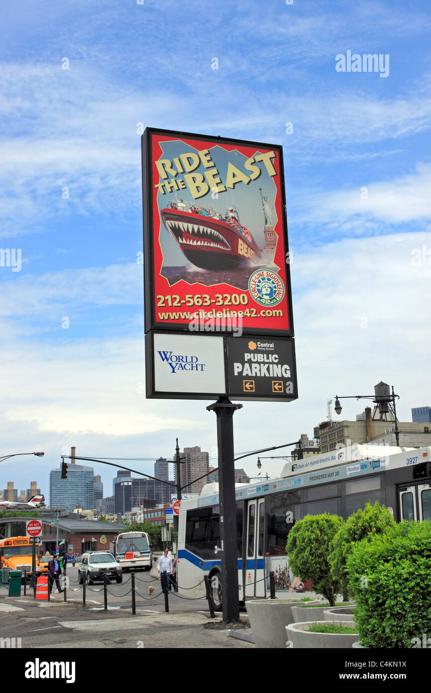 Melden Sie sich für "The Beast" high-Speed Ausflugsschiff an der Circle Line Pier am Hudson River Manhattan New York City Stockfoto
