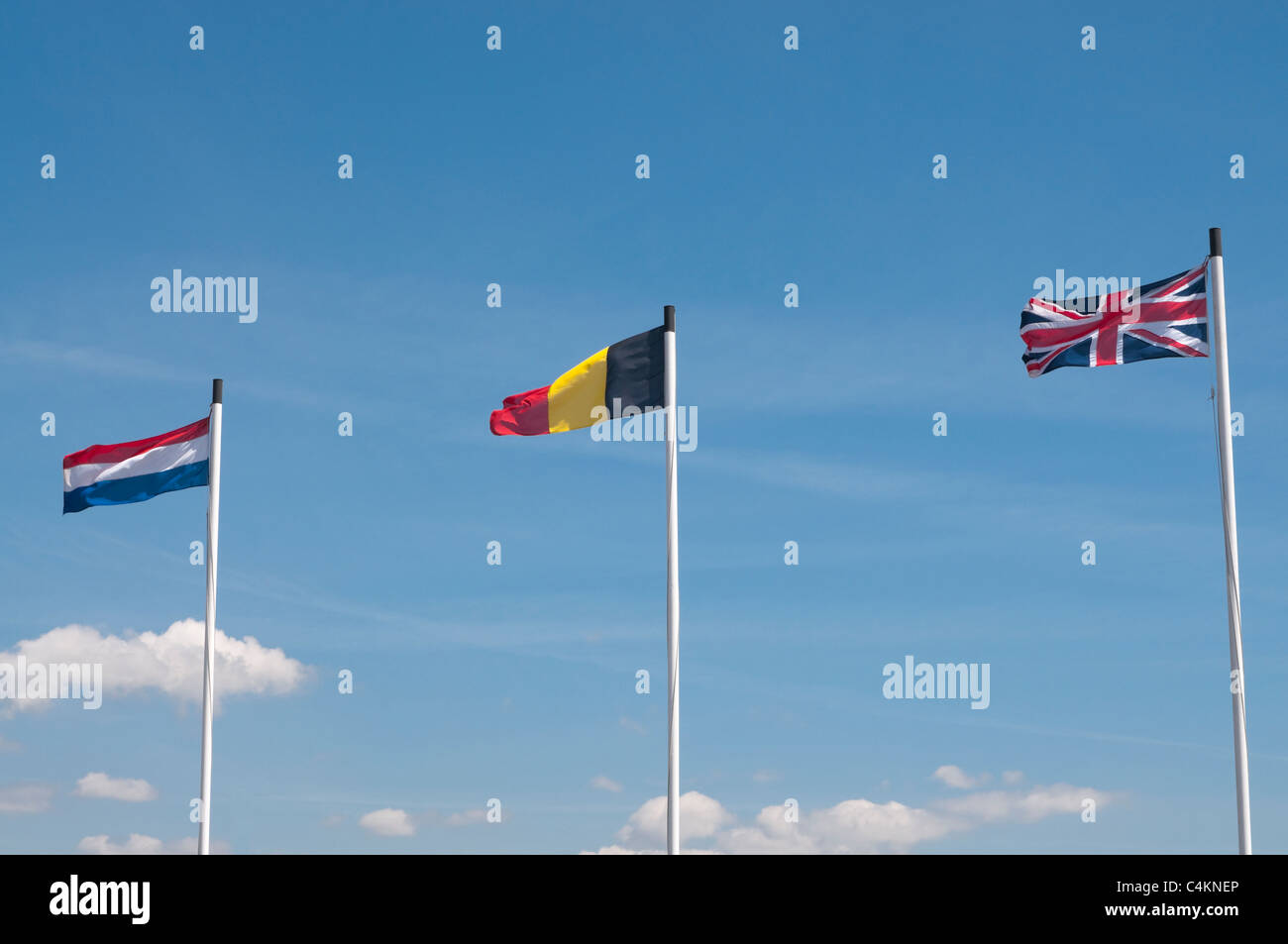 Britische niederländischen und belgischen Flaggen an Masten Stockfoto