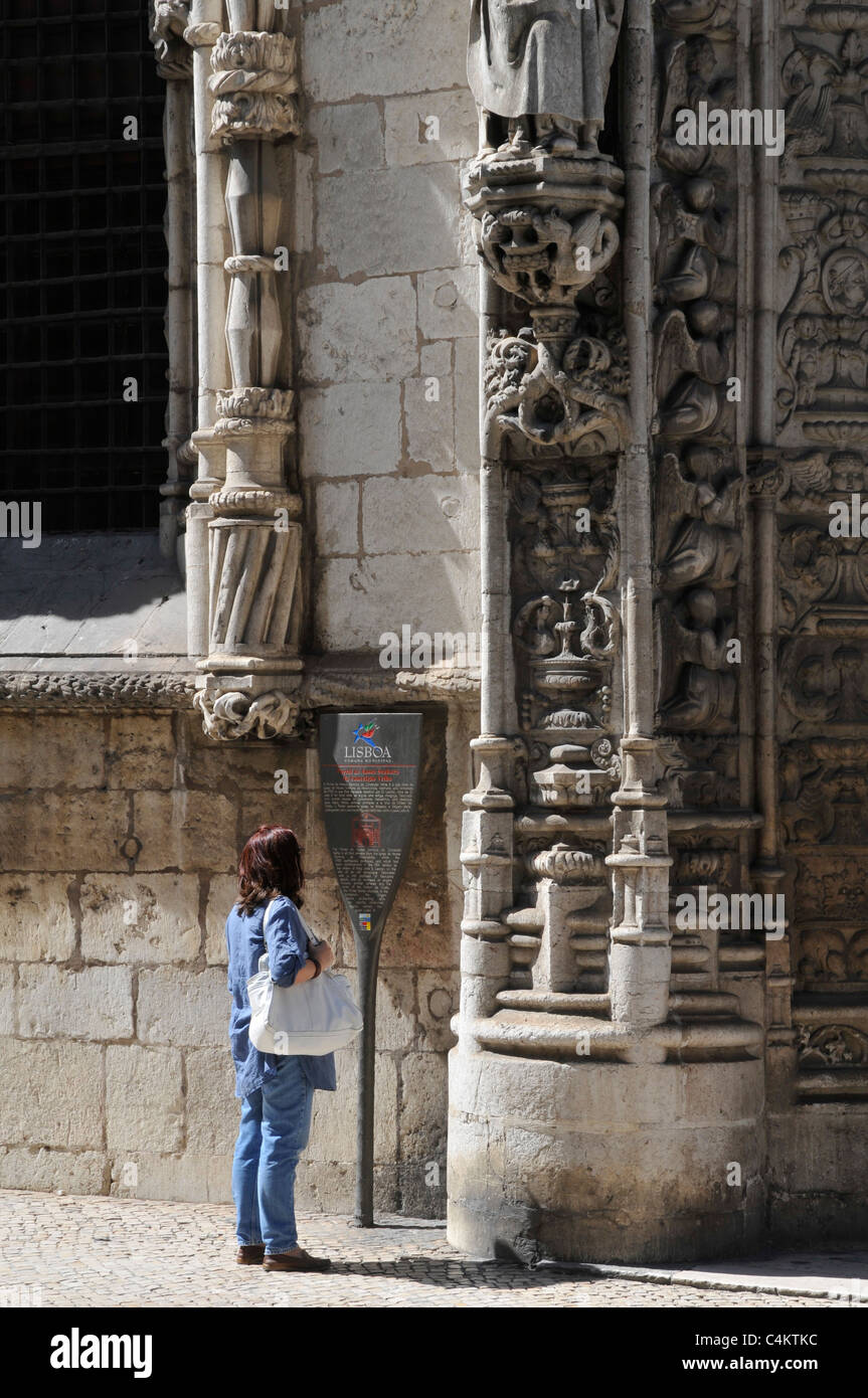 Weibliche Touristen Lesen der Informationen auf dem Portal der Kirche Nossa Senhora da Conceição Velha, im Zentrum von Lissabon. Stockfoto