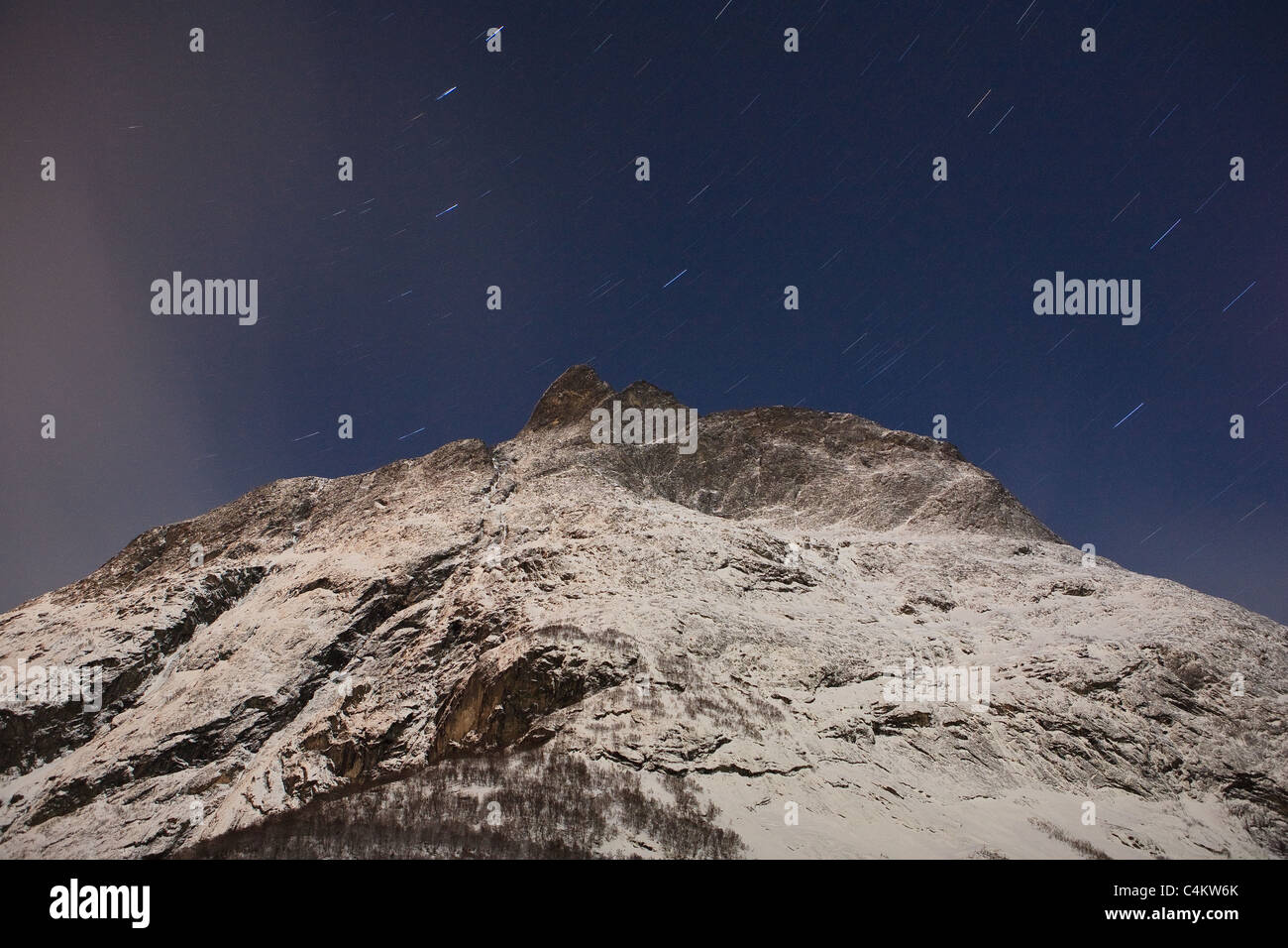 Startrails über dem Berg Romsdalshorn im Tal Romsdalen, Rauma Kommune, Møre Og Romsdal, Norwegen. Stockfoto