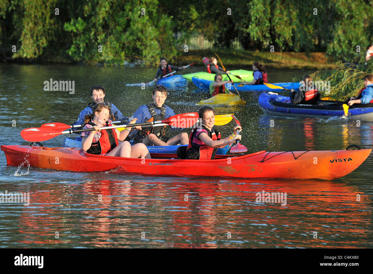 Jugendliche im Kanu auf dem See, Spaß Stockfoto
