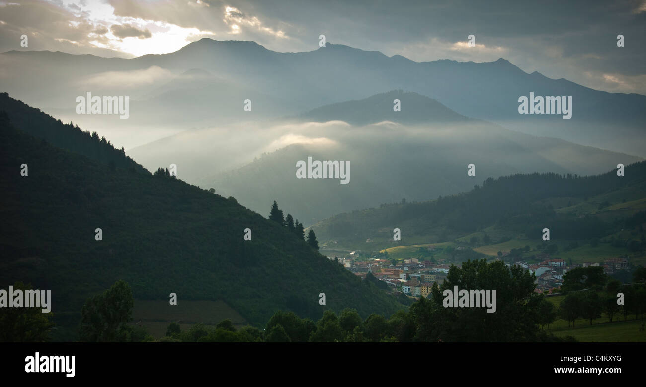 Morgendämmerung über Potes in den Picos Berge, Kantabrien Nordspanien Stockfoto