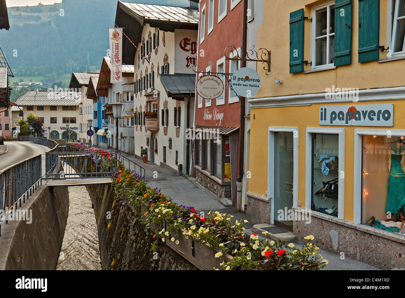 Österreich-Kitzbühel-Einkaufsstraße Stockfoto