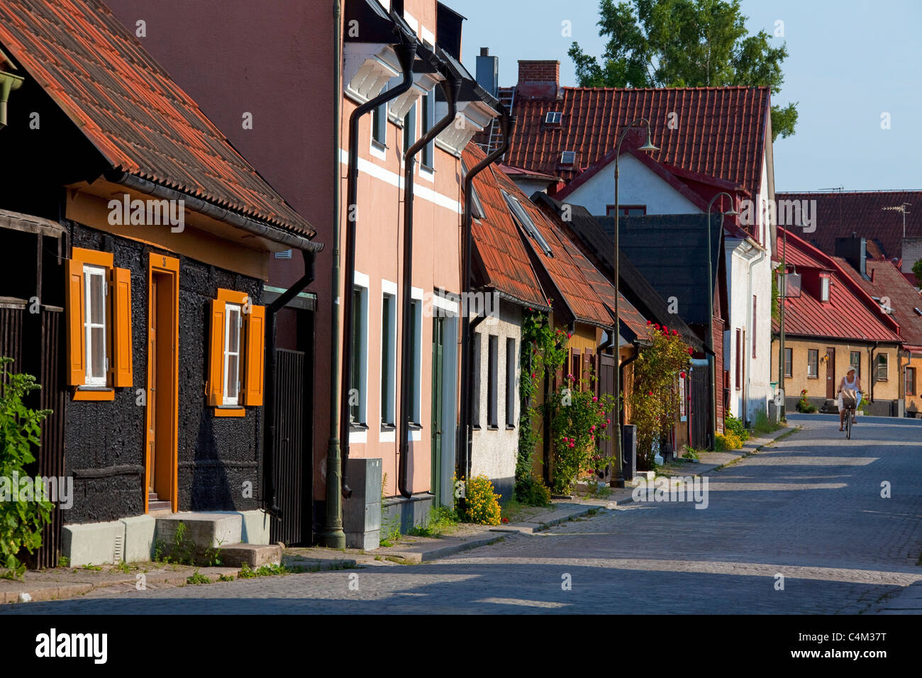 Traditionelle hölzerne Häuser in gepflasterten Straße der Hansestadt Visby, Gotland, Schweden Stockfoto