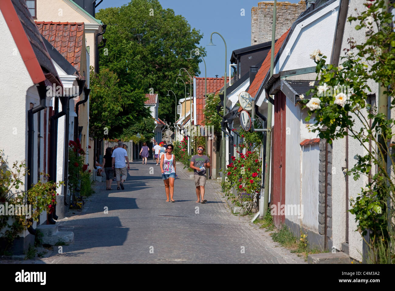 Traditionelle Häuser in gepflasterten Straße der Hansestadt Visby, Gotland, Schweden Stockfoto