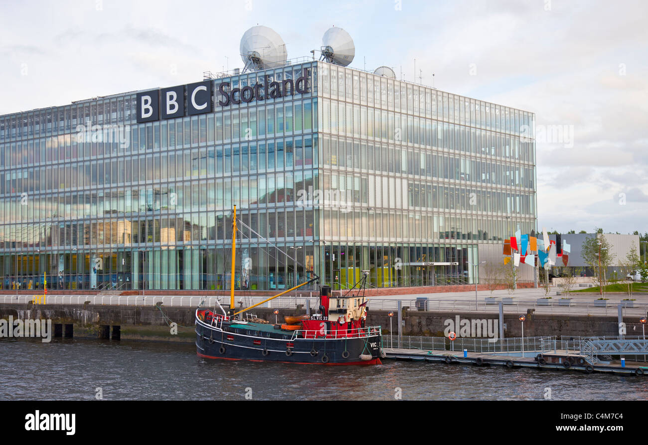 Dampf-Feuerzeug (Clyde Puffer) SL VIC 32 festgemacht außerhalb der BBC Scotland Sendezentrums, Pacific Quay, Glasgow, Schottland Stockfoto