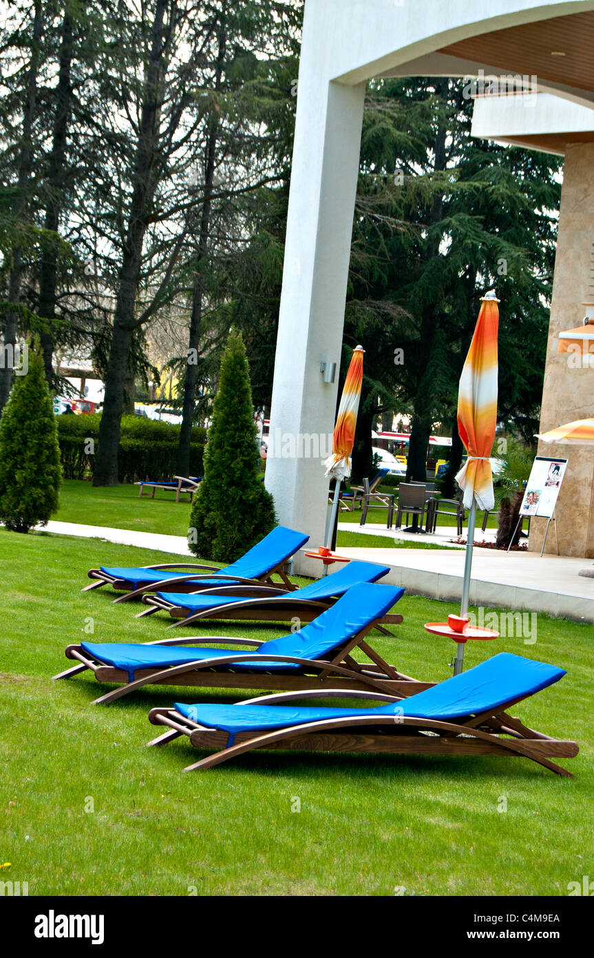 Schwarzmeerküste, Bulgarien, Albena Resort Liegestühle im Sommer / Sonnenliegen / und Sonnenschirme Stockfoto