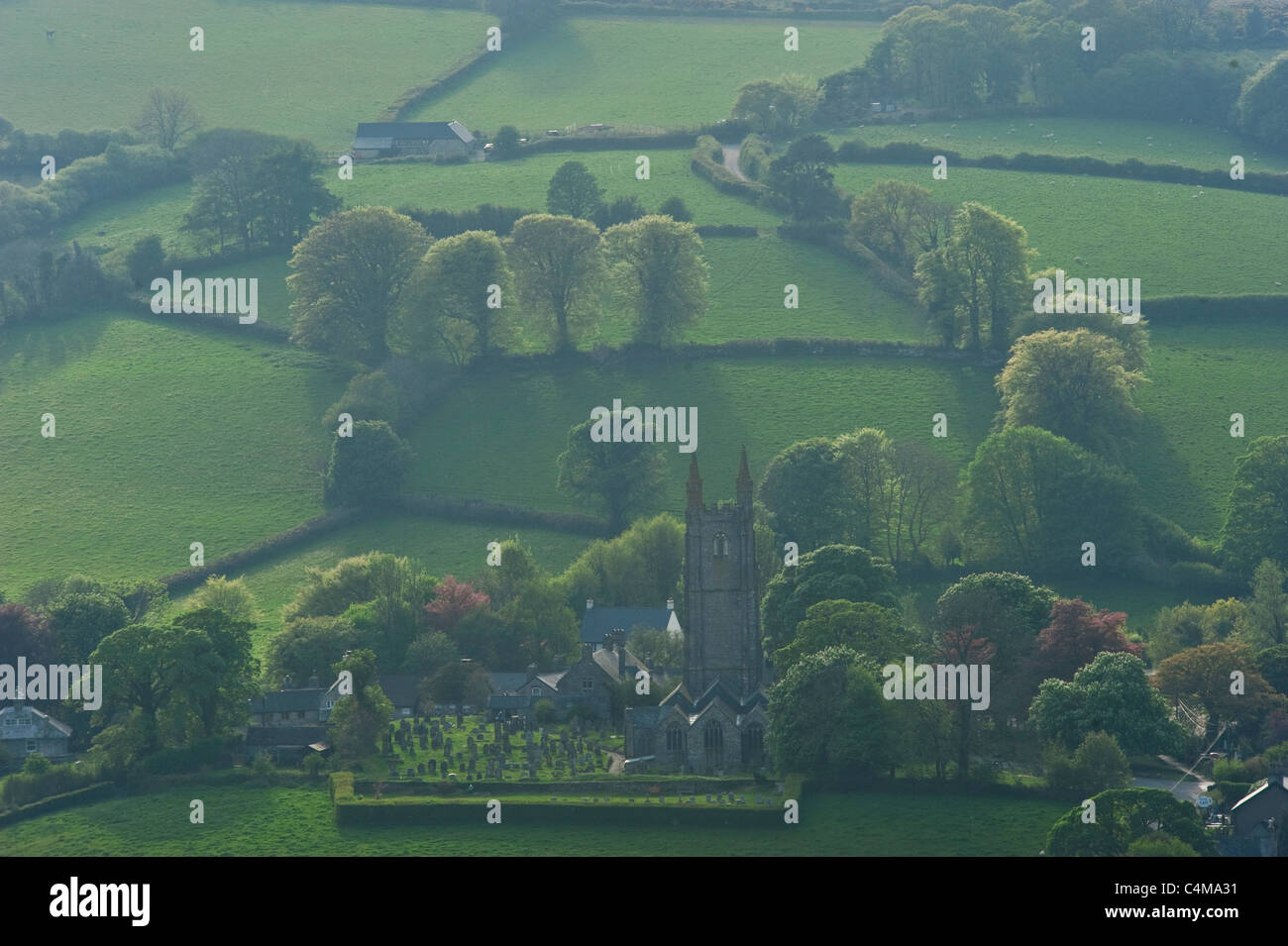 Die "des Moores" Kathedralkirche im Dorf von Widecombe-in-the-Moor im Dartmoor National Park. Stockfoto