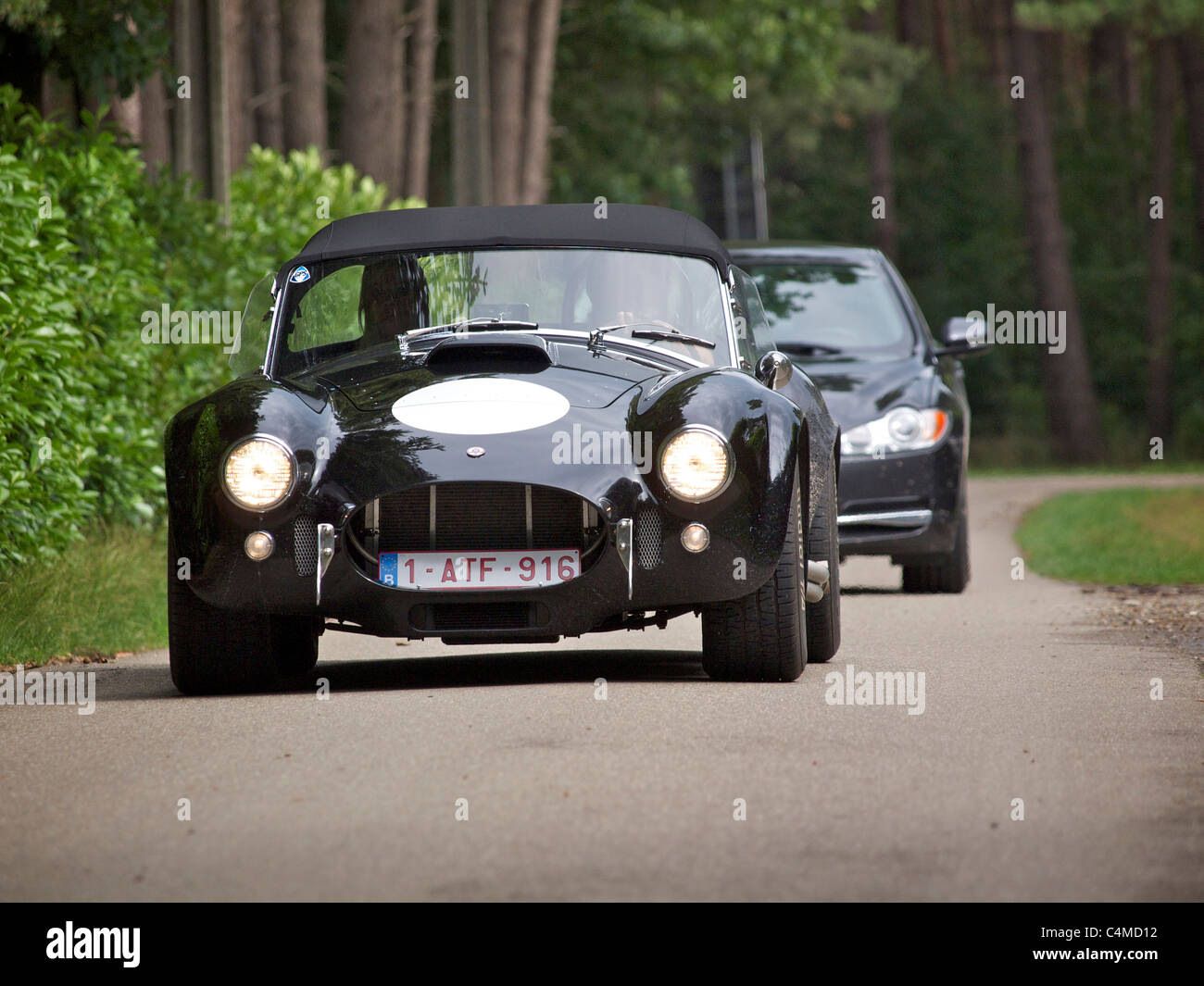 AC Cobra 427 Sportwagen mit Jaguar XF Stockfoto