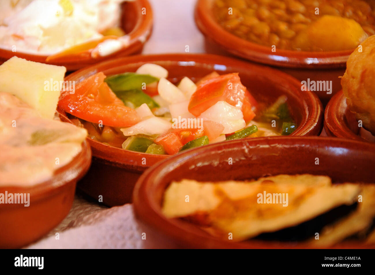 Auswahl an vegetarischen Tapas in einer Stadt im Zentrum Malaga, Costa Del Sol, Provinz Malaga, Andalusien, Spanien, Tapas-Bar, Western Euro Stockfoto