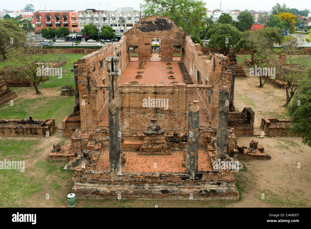 Wat Mahathat alten Khmer Tempel Ruinen mit modernen Bauens in den Hintergrund, Ayutthaya, thailand Stockfoto