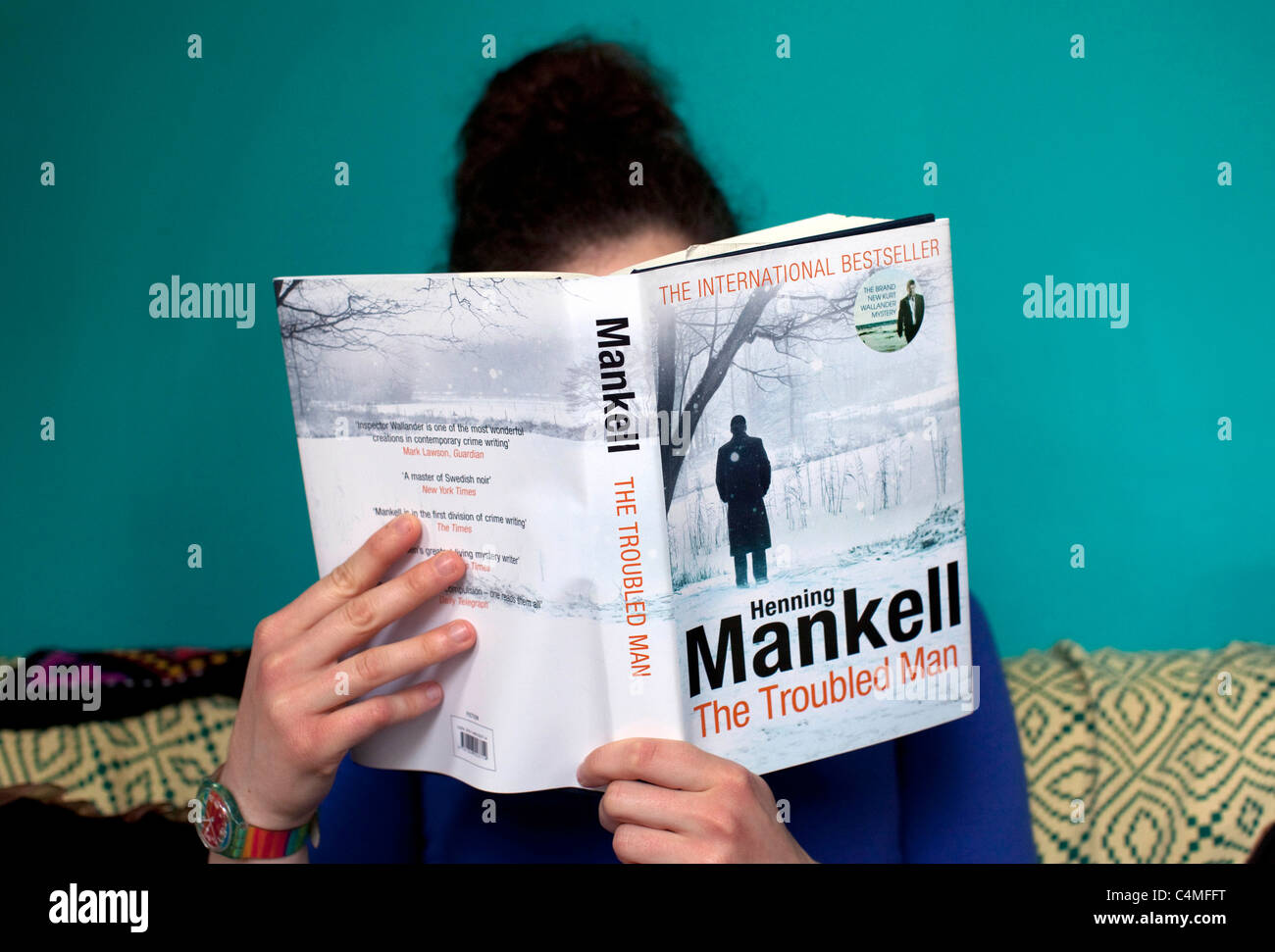 Lesen die endgültige Henning Mankell Wallender Thriller, London: Modell veröffentlicht Stockfoto