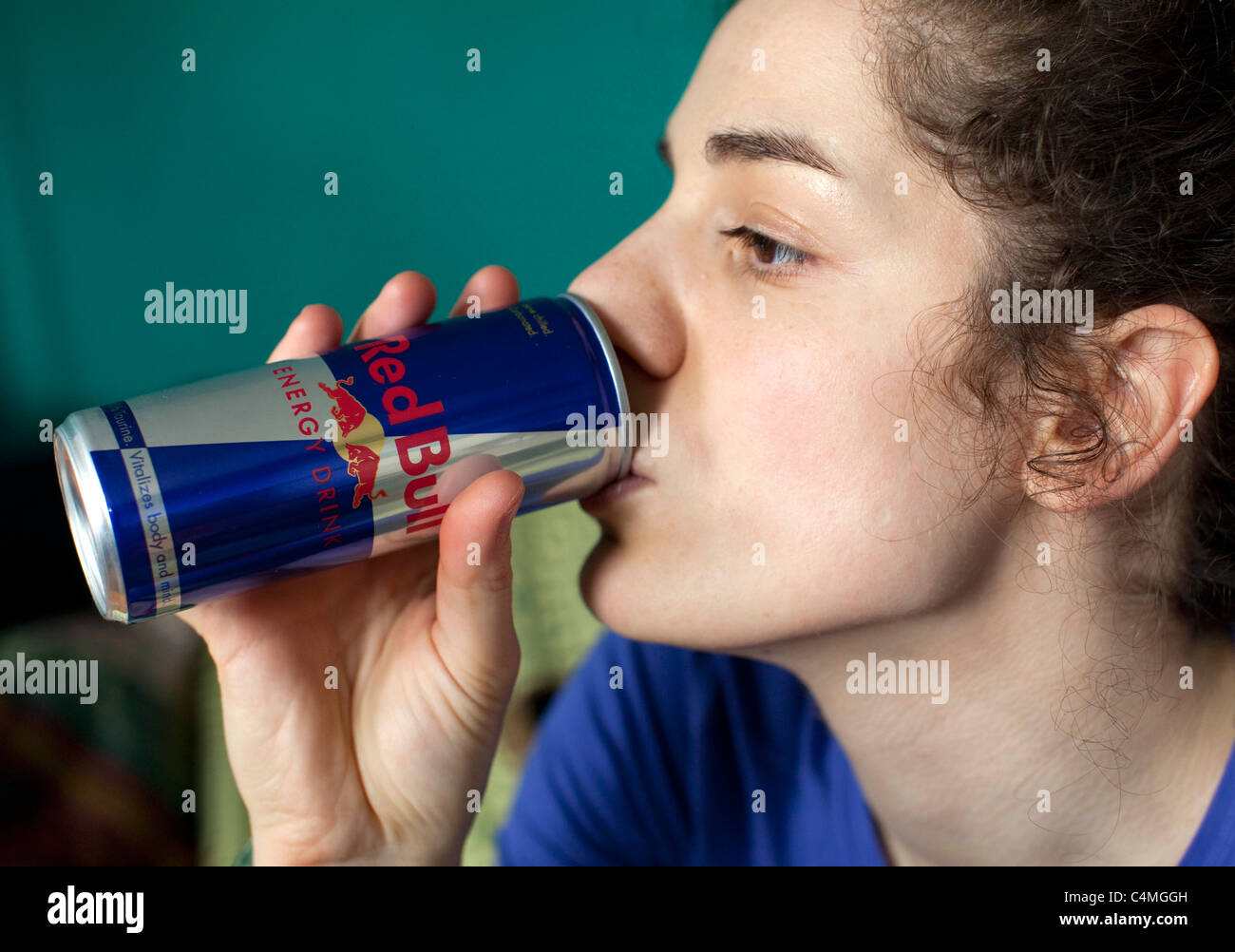 Junge Frau trinkt kann Red Bull Energy drink, London: Modell veröffentlicht Stockfoto