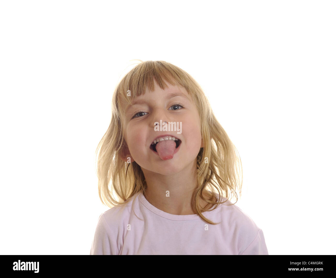 kleines Mädchen streckt ihre Zunge Stockfoto
