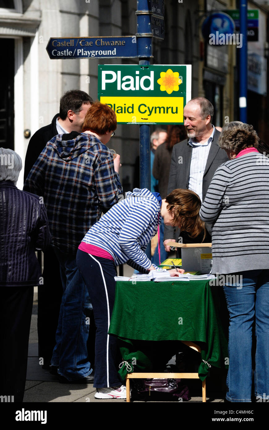 Stall, zur Förderung der politischen Partei Plaid Cymru, Aberystwyth, Wales Stockfoto