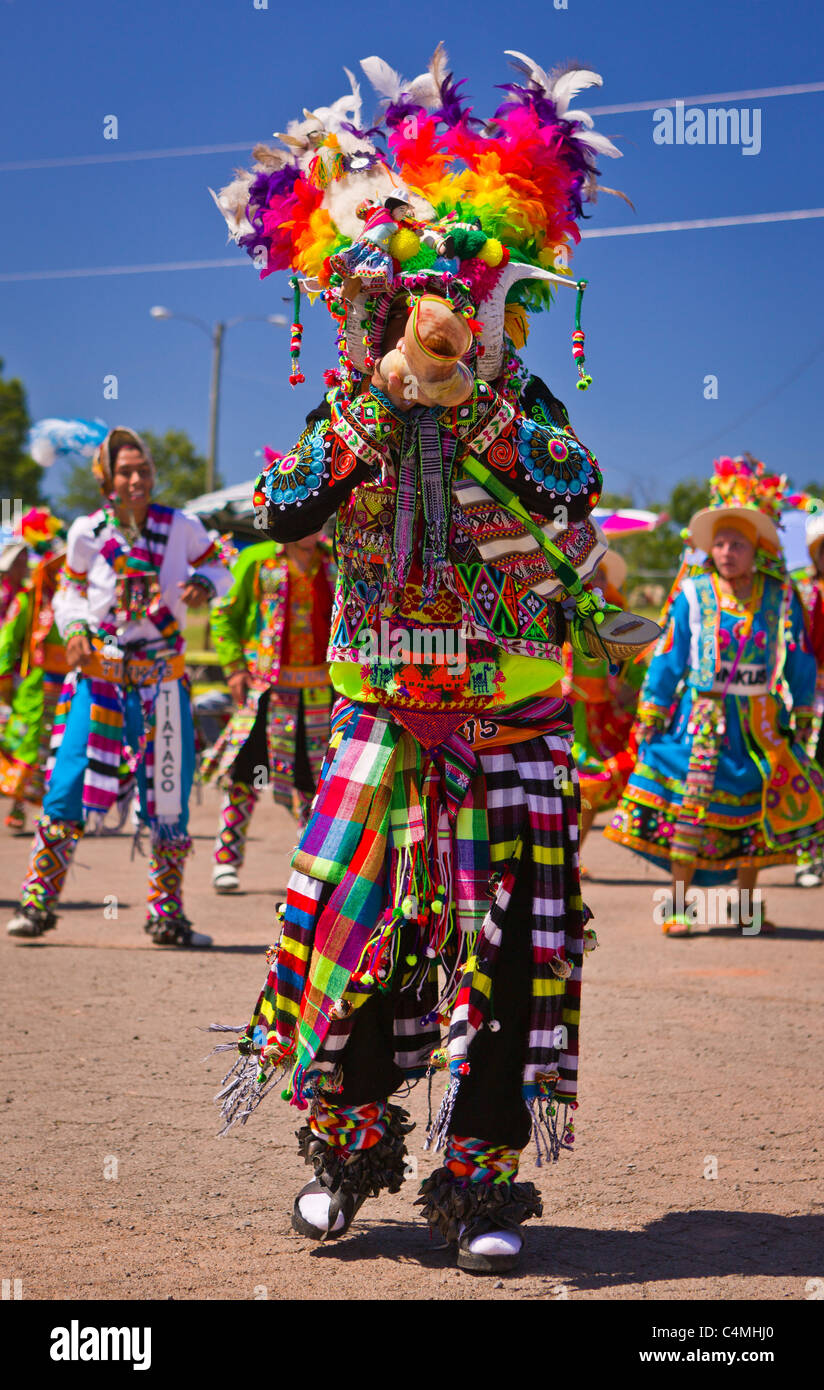 MANASSAS, VIRGINIA, USA - bolivianischen Folklife Festival Parade mit Tänzer in Tracht. Stockfoto