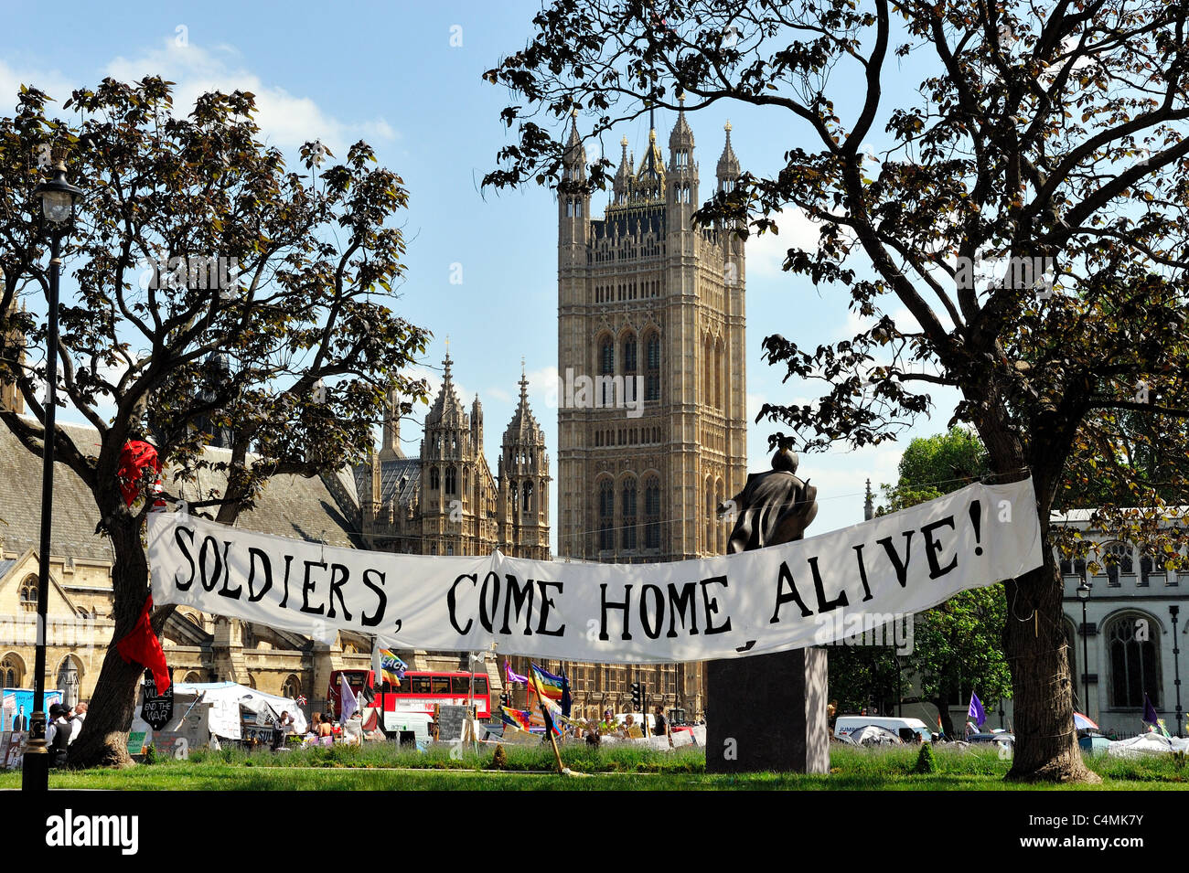 Banner in einer heterogenen Gruppe von Demonstranten in Parliament Square in London "Demokratie Dorf" Stockfoto