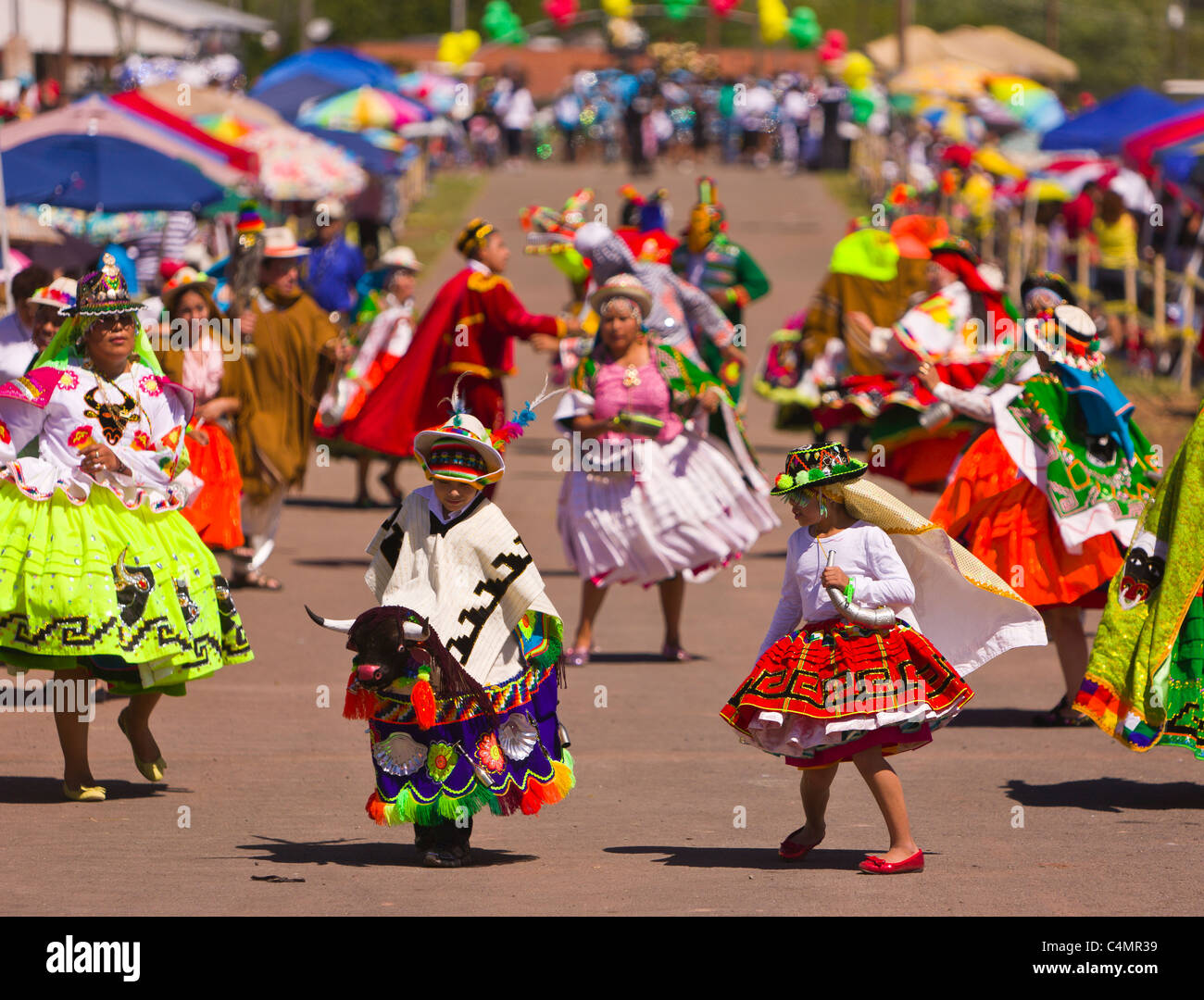 MANASSAS, VIRGINIA, USA - bolivianischen Folklife Festival Parade mit Tänzer in Tracht. Stockfoto