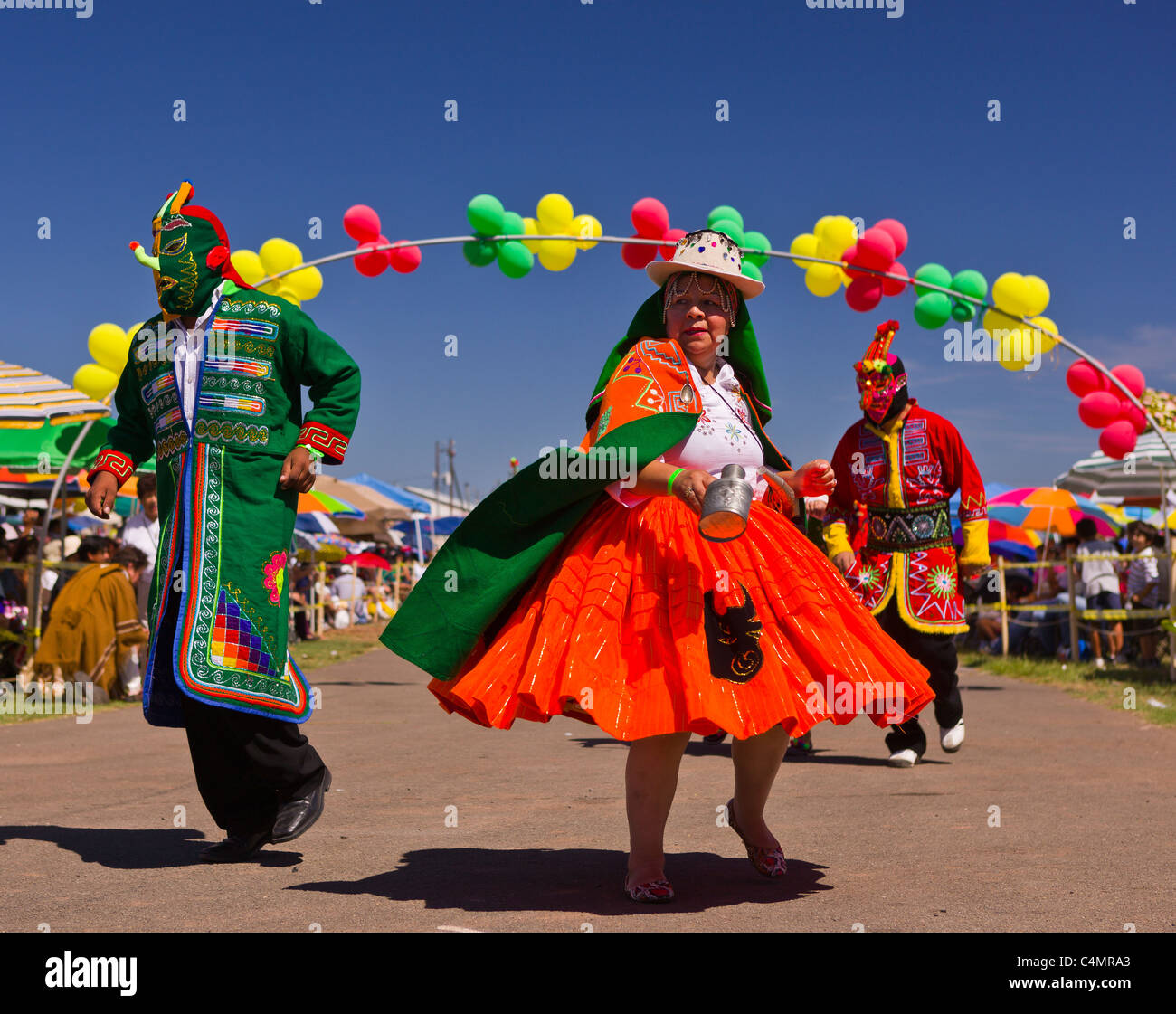 MANASSAS, VIRGINIA, USA - bolivianischen Folklife Festival Parade mit Tänzer in Tracht. Stockfoto